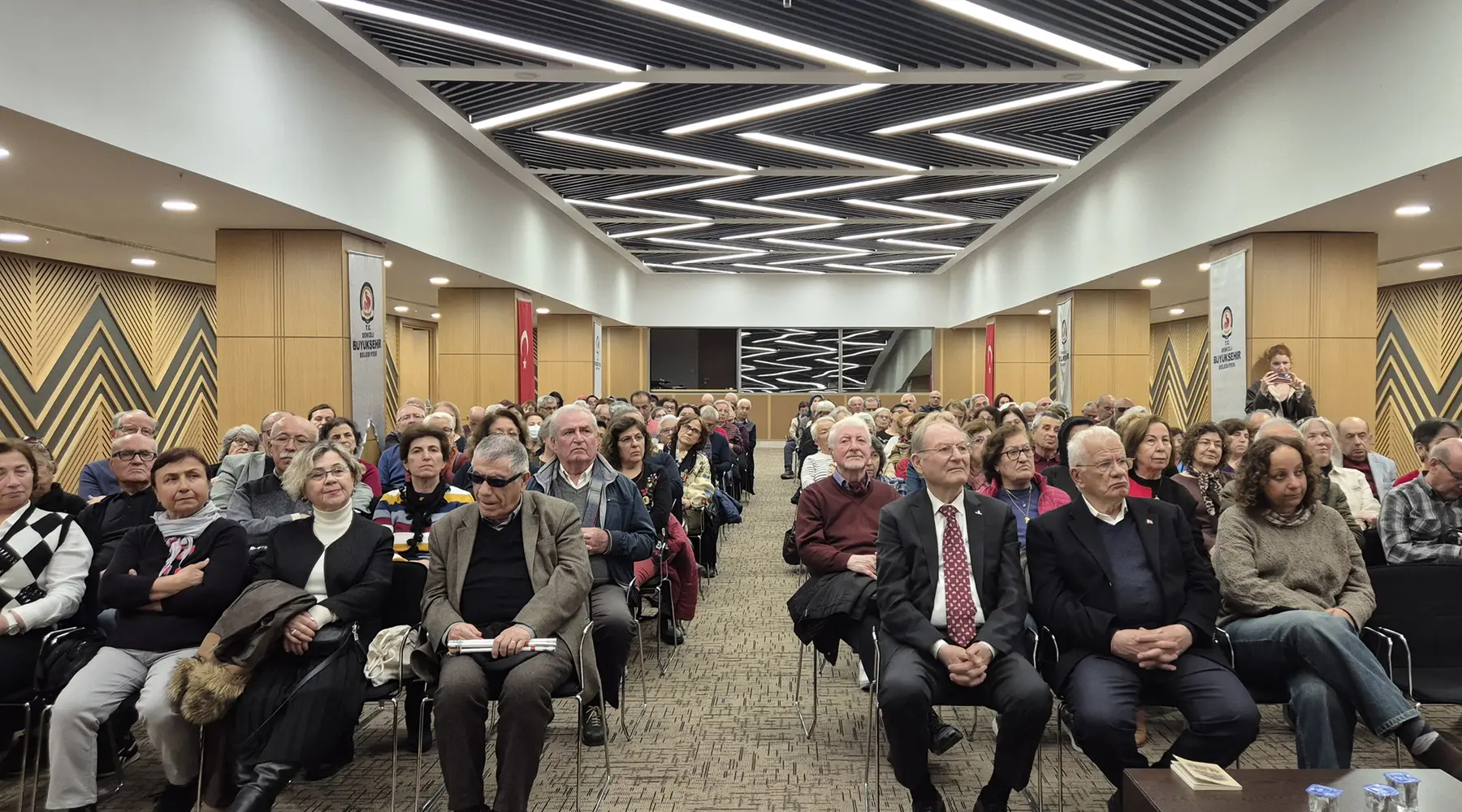 Denizli'de düzenlenen bir dernek etkinliğinde dolu salon